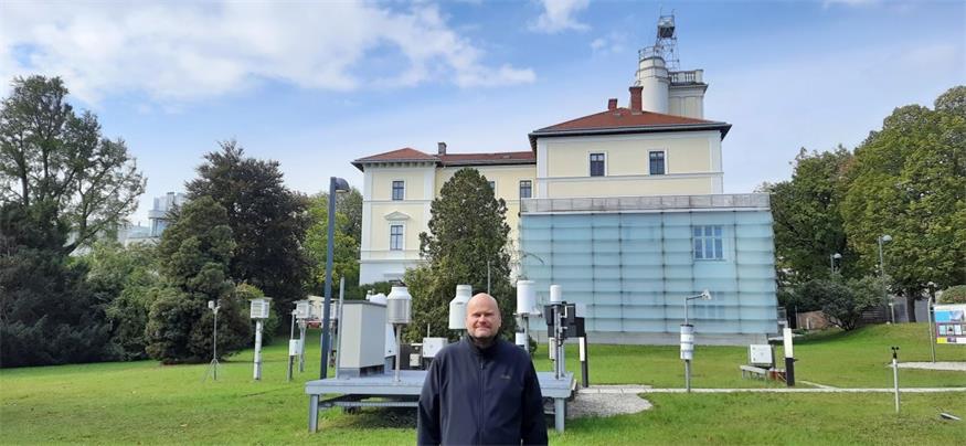 Der Mess-Garten auf der Hohen Warte in Wien mit seinen Messintrumenten und Sensoren ist ein wichtiger Ort für Thomas Krennerts tägliche Arbeit. Er selbst hat vor Jahren die Wetterstation in Neudorf bei Landsee initiiert. "Wir sind froh, dass wir die Station dort haben, weil das Klima im Burgenland, man möchte es nicht glauben, genauso wie überall anders in Österreich sehr, sehr kleinräumig und sehr sehr unterschiedlich ist. Es macht wahnsinnig viel Unterschied, ob ich eine Messung in Neudorf mache oder in Lutzmannsburg. Das Überdrüber wäre, wenn wir in Oberpullendorf auch noch eine Station hätten", so Krennert. Derzeit gibt es rund 280 Stationen in Österreich.