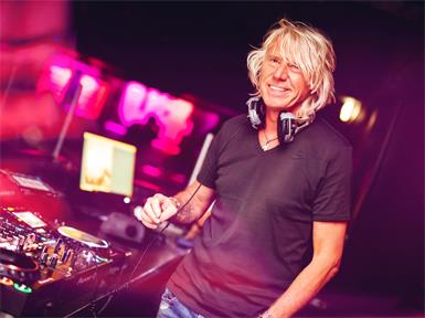Der Musik-Veranstalter als DJ. Ewald Tatar lädt zur „When we were young & wild Party“ in die Bauermühle Mattersburg.