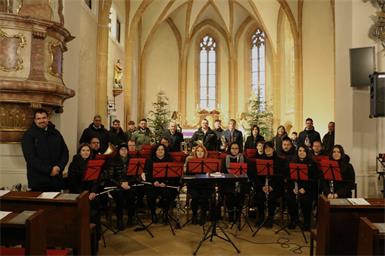 Der Musikverein Grenzland Mannersdorf rund um Kapellmeister Christoph Draskovits bei seinem Adventkonzert in Unterfrauenhaid.