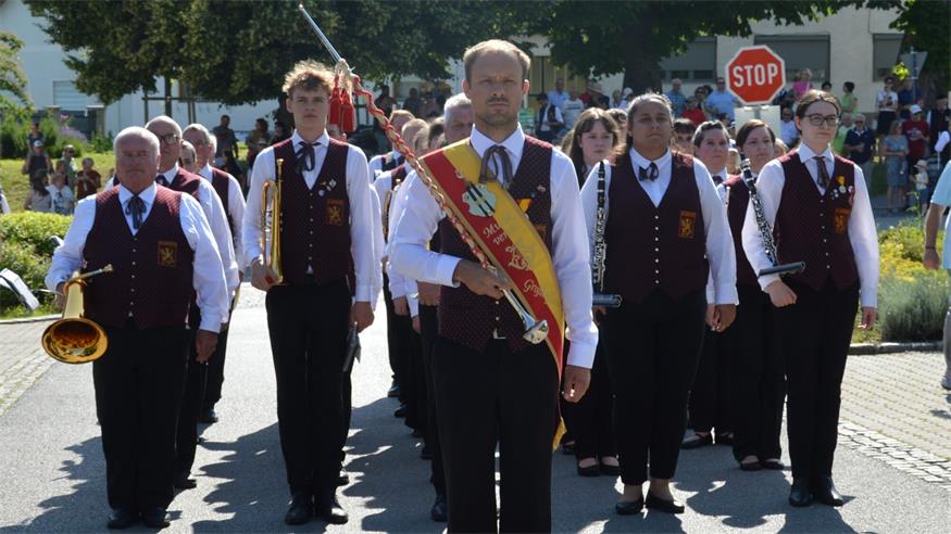 Der Musikverein Großhöflein beim Bezirksblasmusiktreffen im Rahmen des Jubiläumswochenendes.