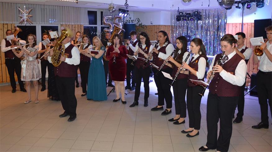 Großhöflein tanzte mit dem Musikverein zum Start der Ballsaison 2025