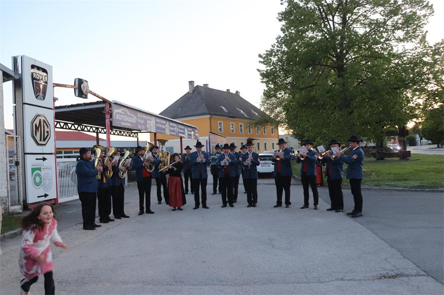 Fackelzug durch Neudörfl am Vorabend des 1. Mai