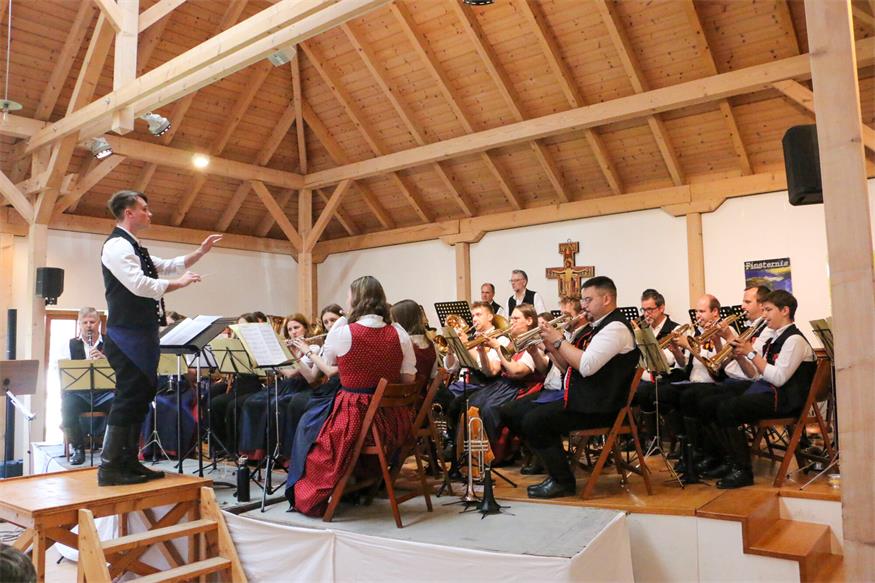 Der Musikverein Weinland, unter der Leitung seines Kapellmeisters Marvin Hüller, bei seinem alljährlichen Frühlingskonzert im Neckenmarkter Pfarrheim.