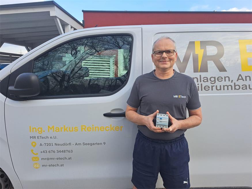 Der Neudörfler Elektrotechniker Markus Reinecker mit einem FI-Schalter. Im Ernstfall kann dieser Leben retten. Dafür gehört er aber regelmäßig, im besten Fall alle zehn Jahre, überprüft. 