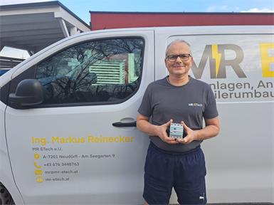 Der Neudörfler Elektrotechniker Markus Reinecker mit einem FI-Schalter. Im Ernstfall kann dieser Leben retten. Dafür gehört er aber regelmäßig, im besten Fall alle zehn Jahre, überprüft. 