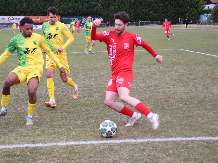 Der Neudorfer Fabian Ziniel (re.) wollte sich gegen die Ruster Luiz (l.) und Adam Hamdaoui durchsetzen