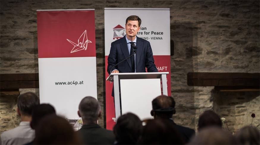 Der Neufelder Tobias Lang ist Direktor des Austrian Centre for Peace auf Burg Schlaining.