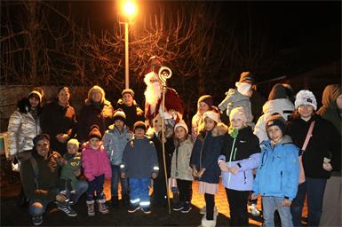 Der Nikolaus besuchte die Stoober Kinder und belohnte sie mit Süßigkeiten-Sackerl.