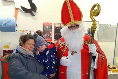 Der Nikolaus darf am Adventmarkt in Neuberg natürlich nicht fehlen.