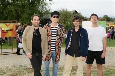Der Nino aus Wien & die AusWienBand: Paphael Sas, Paul Schreier, Nino Mandl und David Wukitsevits. 