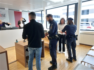 Der Oberwarter Dealer und seine Freundin wurden von der Justizwache in den Gerichtssaal gebracht.