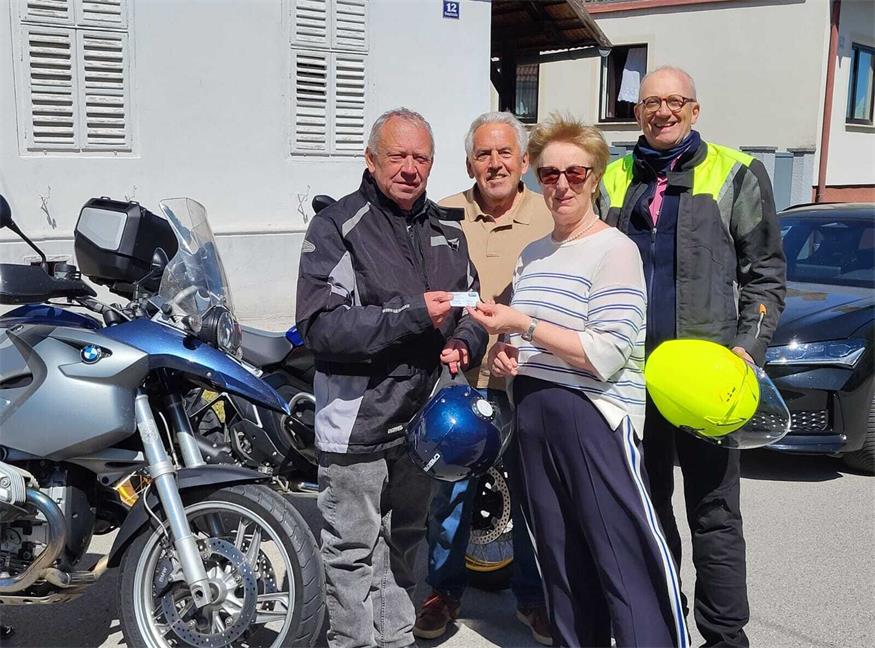 Der Obmann bringt's persönlich: Seniorenbund-Landeschef Rudi Strommer (l.) lieferte den Ausweis für Neumitglied Burgi Fuchs in Hochstraß per Motorrad aus. Mit am Bild der Lockenhauser Seniorenbundobmann Rainer Horvath (r.) und sein Stellvertreter Josef Supper.