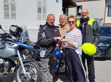 Der Obmann bringt's persönlich: Seniorenbund-Landeschef Rudi Strommer (l.) lieferte den Ausweis für Neumitglied Burgi Fuchs in Hochstraß per Motorrad aus. Mit am Bild der Lockenhauser Seniorenbundobmann Rainer Horvath (r.) und sein Stellvertreter Josef Supper.