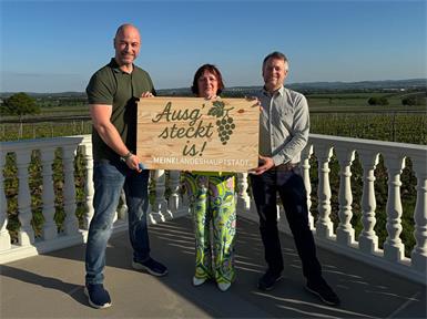 Der Obmann der Weinbauvereins Kleinhöflein, Kurt Kaiser (re.), und Stadträtin Trixi Wagner hatten die Idee eines Heurigenkalenders, Christoph Fertl vom Verein „Zukunft Eisenstadt“ (li.) setzte diese gleich um.
