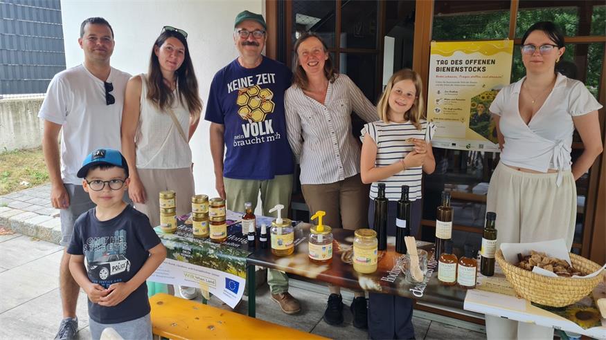 Der Obmann des Bienenzuchtvereines Region Kogelberg, Imkermeister Herbert Grafl (3.v.l.) samt den kleinen und großen Besucherinnen und Besucher beim „Tag des offenen Bienenstocks“ in der Schuhmühle Schattendorf.