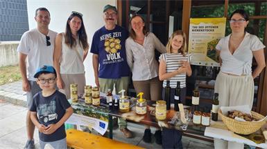 Der Obmann des Bienenzuchtvereines Region Kogelberg, Imkermeister Herbert Grafl (3.v.l.) samt den kleinen und großen Besucherinnen und Besucher beim „Tag des offenen Bienenstocks“ in der Schuhmühle Schattendorf.