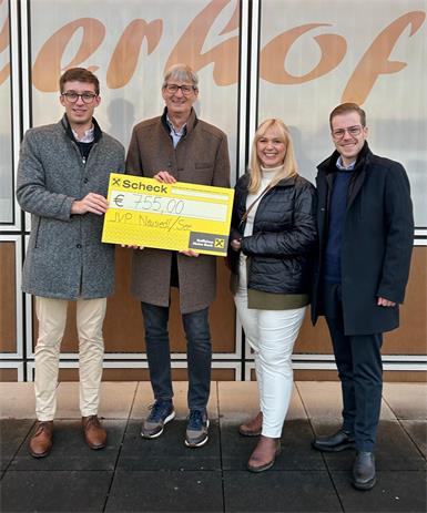 Der Ortsobmann der JVP-Neusiedl am See Sebastian Nemeth (l.), übergibt gemeinsam mit JVP Landesobfrau Vanessa Tuder (2. v. r.) und Bezirksobmann Thomas Otrok (r.) einen Spendenscheck an den geschäftsführenden Vorstand des Sterntalerhofs Harald Jankovits (2. v.l).