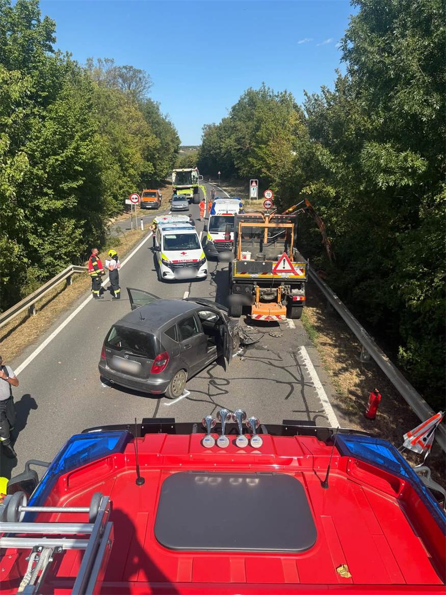 Der PKW wurde bei dem Unfall schwer beschädigt.