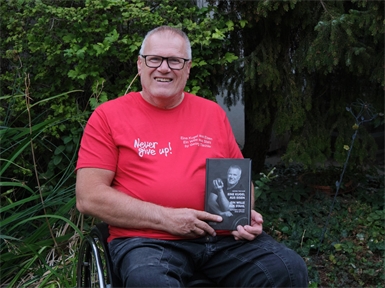 Der Paralympics-Goldmedaillengewinner Georg Tischler präsentiert sein Buch „Eine Kugel aus Eisen - Ein Wille aus Stahl“ am 9. September in Gols. Ab dann ist es auch im Verlag Margarete Tischler erhältlich.