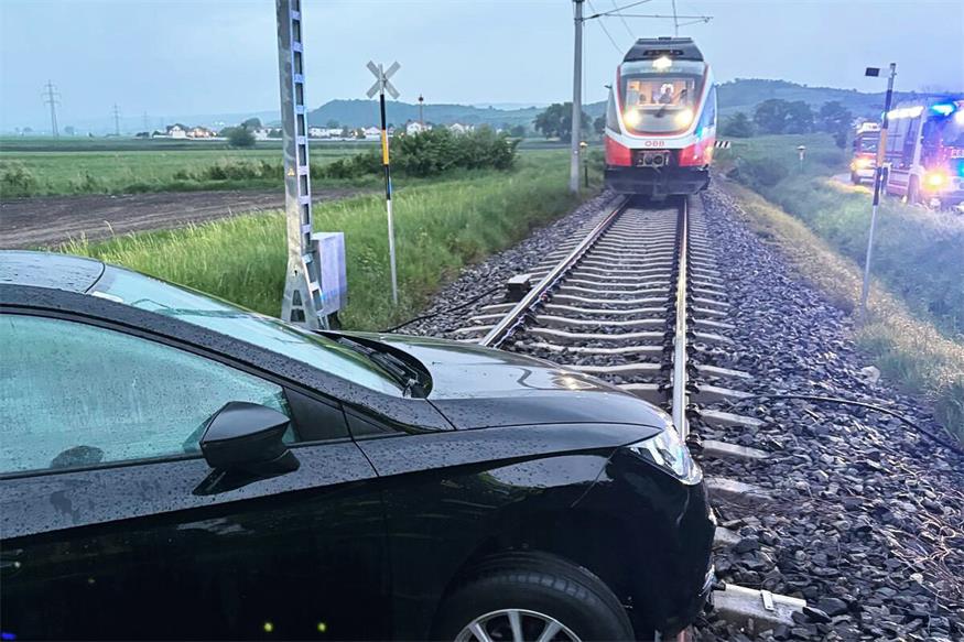 Der Pkw musste von den Bahnschienen entfernt werden.