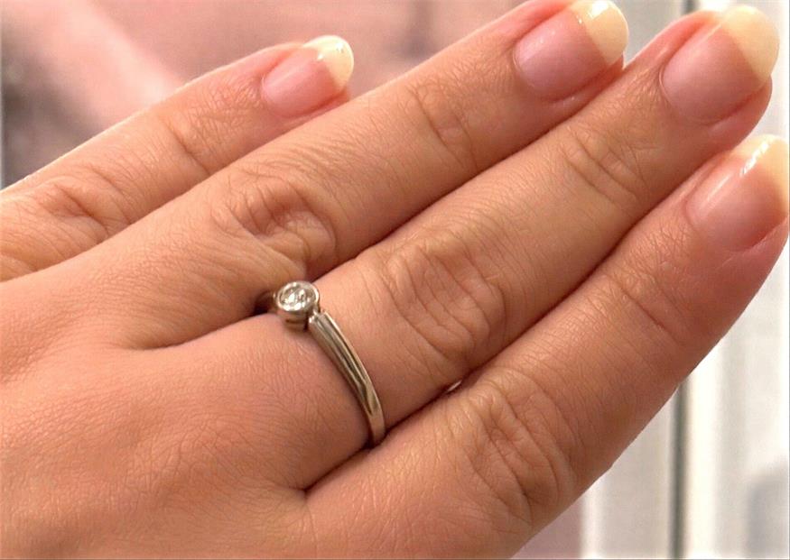 Der Ring gehörte der verstorbenen Großmutter der jungen Frau, ist eines der wenigen Andenken und hat daher einen hohen sentimentalen Wert.