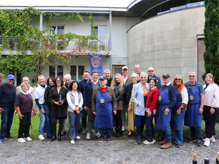 Der Rotary Club Oberpullendorf-Burgenland Mitte rund um Präsident Jürgen Rohrer und Silvia Heinrich beimBenefiznachmittag im Weingut Heinrich.