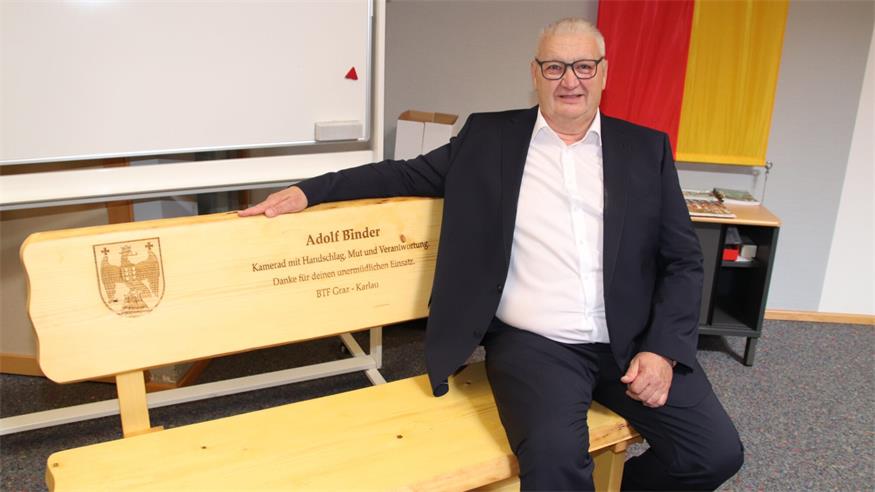 Der Ruhestand kann kommen: Adi Binder auf seinem Pensionsbankerl.