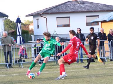 Der Ruster Oliver Fandel (l.) gegen den Pinkafelder Elias Neubauer