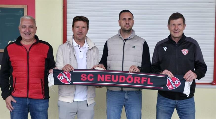Der SC Neudörfl hat ab Sommer mit Stefan Valenka (2.v.l.) und Mäx Valenka (2.v.r.) ein neues Betreuerduo. Obmannstellvertreter Wolfgang Hajek und Vereinsboss Michael Schügerl gebrüßten die beiden Ex-SCN-SPieler bereits in der Vorwoche.