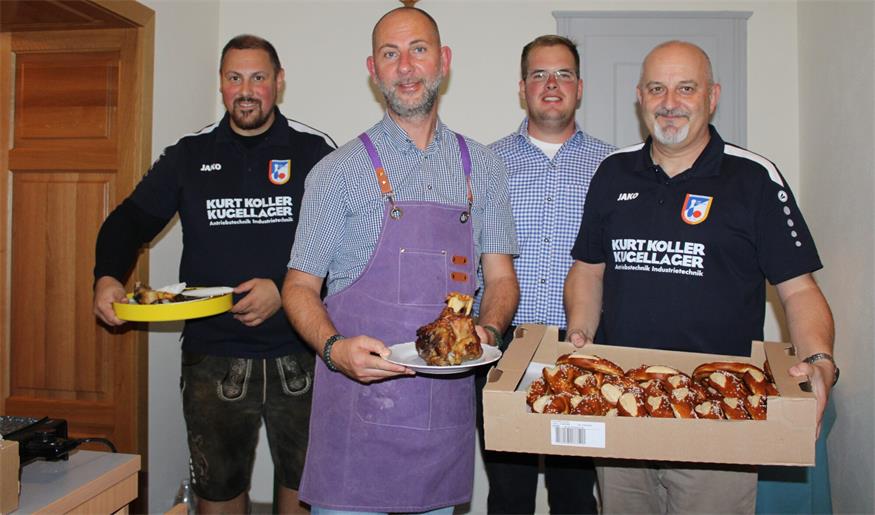 Der SKK Loisdorf - im Bild Wolfgang Steirer, Claus Pinter, Christoph Reiter und Harald Prunner - servierte Stelzen, Brezen und Co.