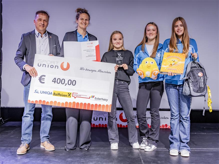 Wild Volleys Oberschützen sind Nummer eins in der Nachwuchsarbeit Der SPORTUNION Volleyballclub Neusiedl am See erhielt den Sonderpreis für das innovativste Projekt überreicht von Vizepräsident Wolfgang Hadek an Obfrau Julia Horvath-Plank und Nachwuchsspielerinnen des Vereins.