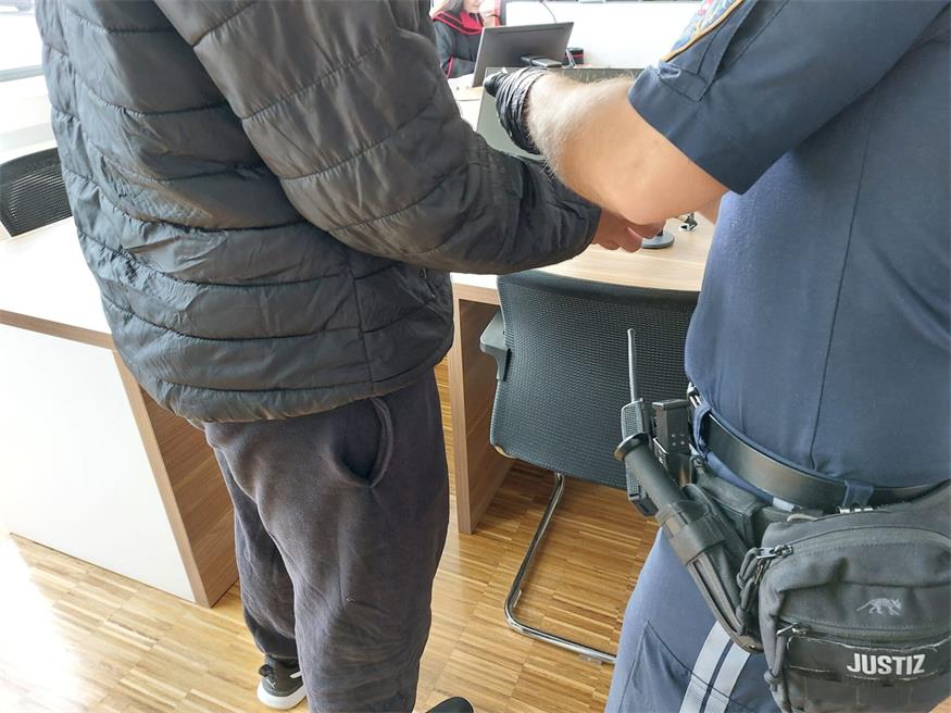 Der Schlepper war nach seiner Flucht verhaftet worden und wurde aus der Justizanstalt zum Prozess gebracht.