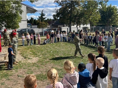 Der Schulhof wurde zum Schauplatz des abschließenden Festakts mit dem Bundesheer. 