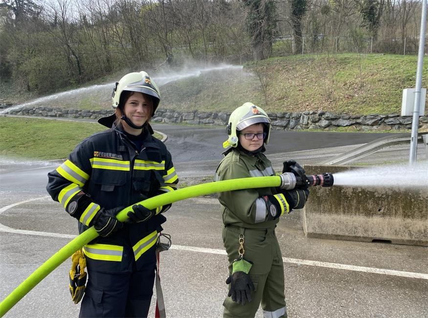 Der Sngriff mit dem C-Rohr war noch eine der leichteren Übungen am vergangenen Samstag beim Praxistag des Bezirksfeuerwehrkommandos.