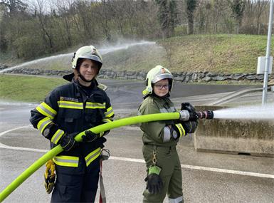 Der Sngriff mit dem C-Rohr war noch eine der leichteren Übungen am vergangenen Samstag beim Praxistag des Bezirksfeuerwehrkommandos.