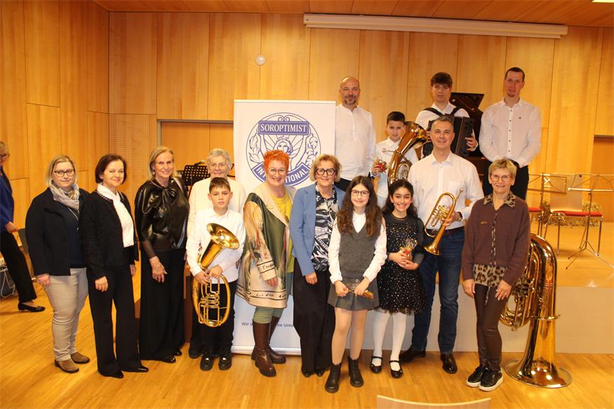 Der Soroptimistclub Pannonia rund um Präsidentin Beate Fraunschiel bedankte sich bei der Musikschule rund um Direktor Thomas Loier für die Gestaltung des musikalischen Programms.