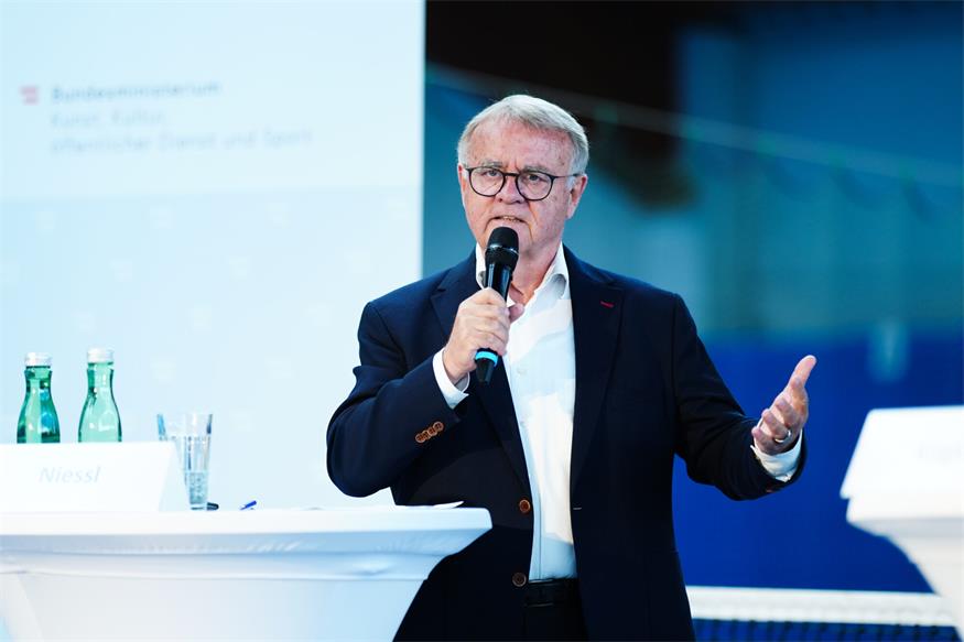 Der Sport-Präsident will Bundespräsident werden. Alt-Landeshauptmann Hans Niessl hat schon erste Ansagen gemacht.