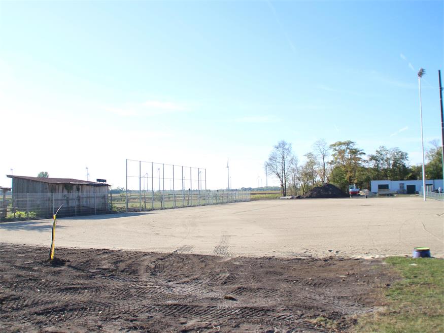 Der Sportplatz des SK Pama wird gedreht, das neue Ballnetz hinter dem künftigen Tor steht schon