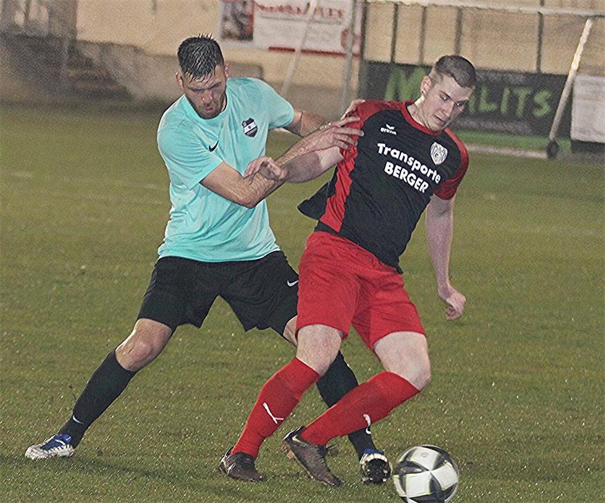 Der Steinberger Soma Takacs (l.) zieht in deser Szene zwar gegen Dominik Stöger den Kürzeren. Letztlich durften die Gäste aber im Gansbärenstadion über einen 1:0-Auswärtssieg jubeln.