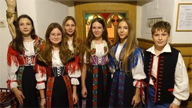 Der Tamburica-Nachwuchs: Madeleine, Bianca, Lisa, Katharina, Hanna und Maximilian.