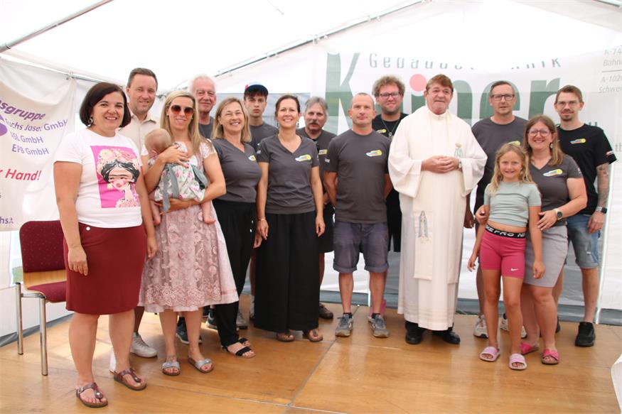 Der Tennisclub rund um Obmann Markus Schlögl freute sich über ein gelungenes Zweitagesfest. Mit am Bild Pfarrer Johann Ghinari.