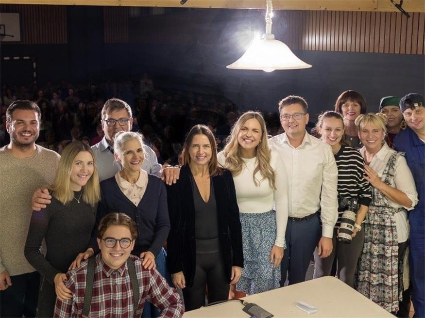 Der Theaterverein "Gaudium" bei einer seiner Aufführungen im vergangenen Jahr. Ab dem 6. November werden an sechs Spieltagen wieder die Lachmuskeln strapaziert. Regie wird zum zweiten Mal von Ernst Kornfeld (weißes Hemd) geführt.