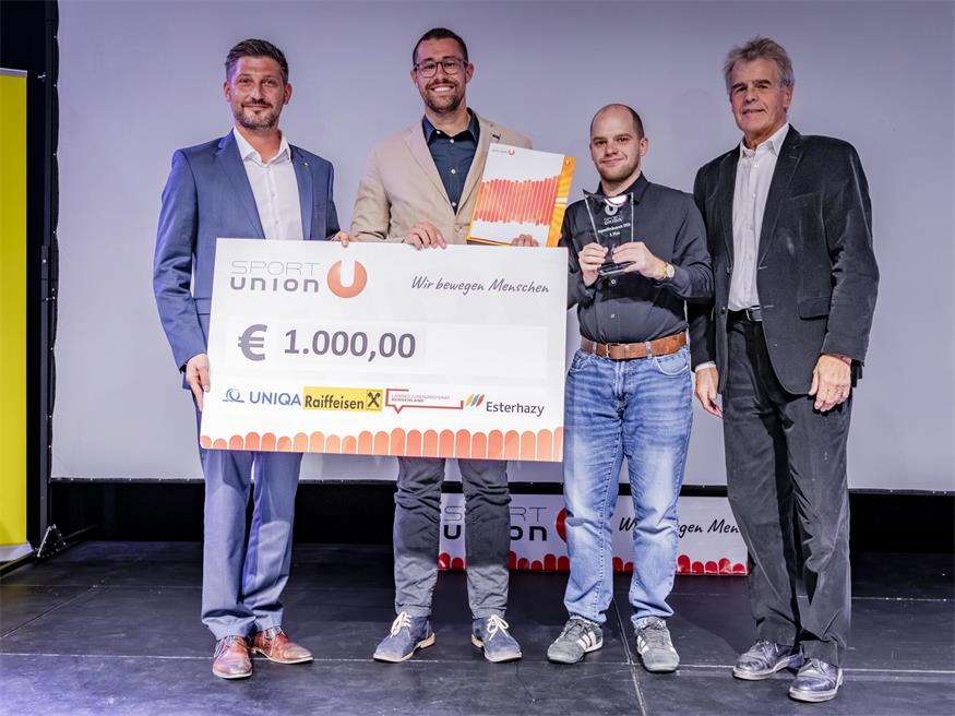 Wild Volleys Oberschützen sind Nummer eins in der Nachwuchsarbeit Der UFC Purbach freute sich über den zweiten Platz. Den Preis überreichte David Suttner von Raiffeisen und SPORTUNION Finanzreferent Josef Mayer an Nachwuchsleiter Stefan Hausmair und Vorstandsmitglied Lukas Leier.