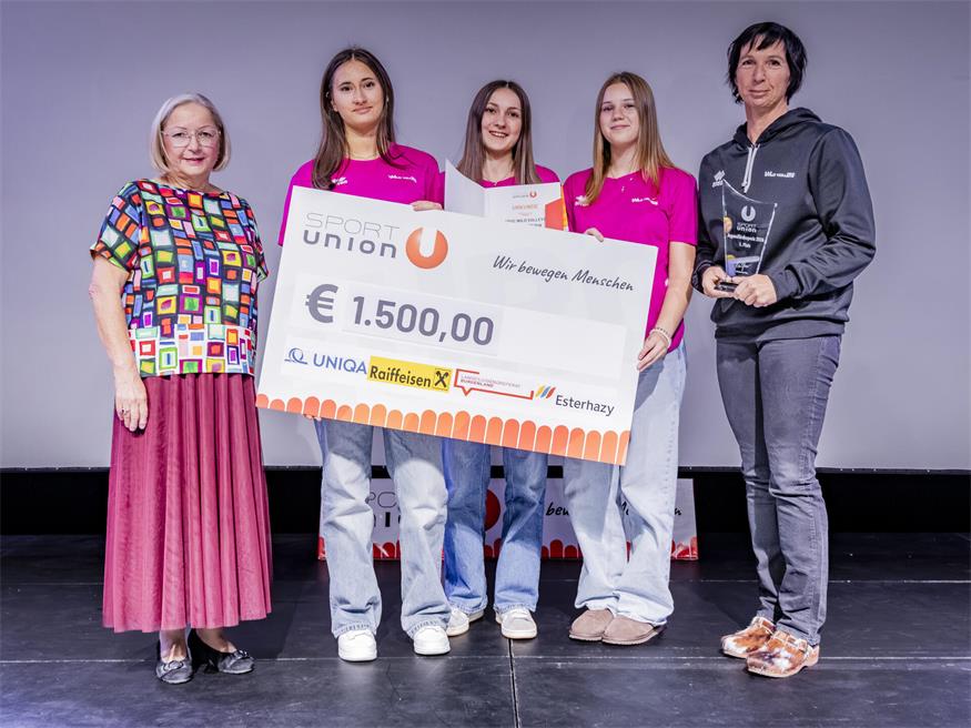 Wild Volleys Oberschützen sind Nummer eins in der Nachwuchsarbeit Der USVC Wild Volleys Oberschützen holte sich den ersten Platz. Der Preis wurde von Präsidentin Karin Ofner an Obfrau Doris Kager und Nachwuchsspielerinnen des Vereins übergeben.