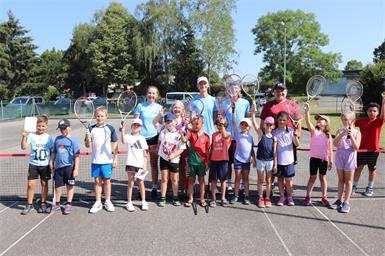 Der UTC Jennersdorf mit Obmann Jürgen Gumhold und seinem Team und SPORTUNION Präsidentin Karin Ofner mit zahlreichen Kids bei der Tennis-Station. 