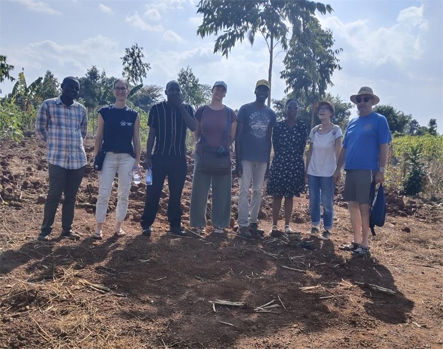 Der Verein „Father’s House - Austrians4Africa“ mit Obmann Karl Lon und Tochter Conny Lon will in einem kleinen Dorf in Uganda nahe dem Victoriasee eine Schule errichtet. Ein Grundstück nahe dem Dorf wurde bereits gekauft, das für die Kinder zu Fuß erreichbar ist. In einem späteren Schritt soll das Schulgebäude dem Dorf auch für Schulungen und Kurse, etwa für Frauen, sowie als Unterkunft für Besucher und Volontäre zur Verfügung stehen.