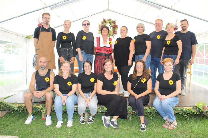 Der Verschönerungsverein Mannersdorf rund um Obfrau Sandra Hartl (2.v.r., vorne) lud zum Jubiläumsfest ein.