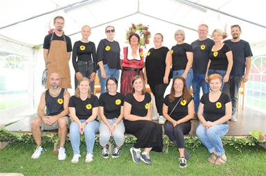 Der Verschönerungsverein Mannersdorf rund um Obfrau Sandra Hartl (2.v.r., vorne) lud zum Jubiläumsfest ein.
