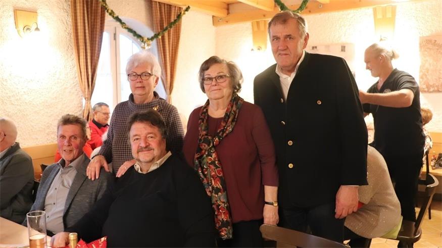 Der Vorstand rund um Obfrau Sieglinde Nemeth (l.) mit Manfred Klavats, Josef Plesskott, Ingrid Holzer und Josef Haider luden zur Weihnachtsfeier in das Heurigenrestaurant Döller.