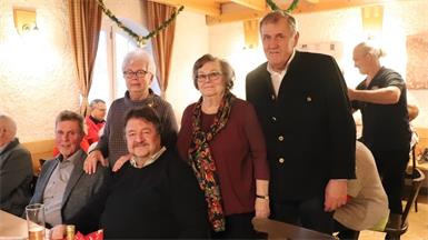 Der Vorstand rund um Obfrau Sieglinde Nemeth (l.) mit Manfred Klavats, Josef Plesskott, Ingrid Holzer und Josef Haider luden zur Weihnachtsfeier in das Heurigenrestaurant Döller.